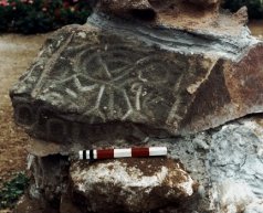 Destrucción de Arte Rupestre>Petroglifos de Cerro Colorado extraidos de 
su contexto y colocados en el jardín de una iglesia cerca a Cascas.
<TD valing=
