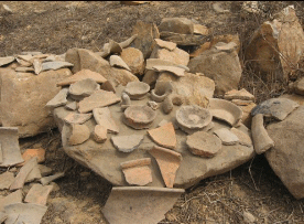 Fragmentos de cer&aacute;mica quedaron en superficie ante la negativa que era resto arqueol&oacute;gico