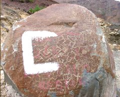 Destrucción de Arte Rupestre>Petroglifos pintados con colores blanco y 
rojo - valle Jequetepeque
<TD valing=