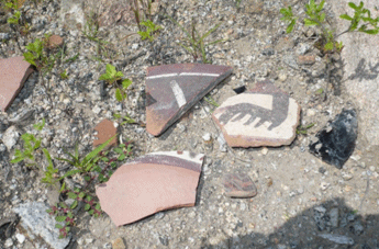 Fragmentos de cer&aacute;mica nasca y obsidiana hallados ex profeso en el sitio de Uchuhuachi