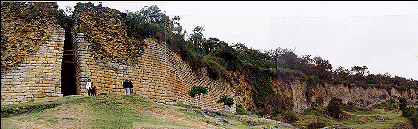 Kuelap>
<p>
<span >
Es un conjunto arqueológico con características muy importantes del Nor Oriente 
Peruano. Descubierto en 1843, por Don Juan Crisóstomo Nieto, quien fuera juez de 
Chachapoyas. Desde aquel entonces a la fecha ha sido constantemente visitada por 
numerosos investigadores y viajeros, atraídos por la complejidad y 
monumentalidad de sus construcciones, las cuales han sido objeto de varios 
reportajes entre ellos: el sabío Antonio Raimondi, el geólogo suizo, Arturo 
Werthemann, el viajero francés Charles Wiener, el antropólogo suizo Adolph 
Bandelier, así como otros de renombre que llegaron por estos lares.
</P>
<p>
Conocida popularmente como la "Fortaleza de Kuélap"; integra de todo un 
yacimiento arqueológico la cual se encuentra abarcando una extensión 
aproximadamente de 450 Hectáreas. Dentro de este conjunto puede observarse que 
está constituido por terrazas de cultivo, asentamientos, accesos de control, 
almacenes y plazas públicas. Ubicada en el caserío del mismo nombre, dentro de 
la comprensiónes del distrito del Tingo, Provincia de Luya, Departamento de 
Amazonas, actualmente pertenece a "La Región Nor Oriental del Marañon" Su 
localización, aproximadamente es de 35 Km. hacia la dirección sur de 
Chachapoyas. Teniendo unos 3000m.s.n.m. en una zona donde termina los andes y se 
inicia la ceja de selva.
</p>
<p>
<hr>
<img class=